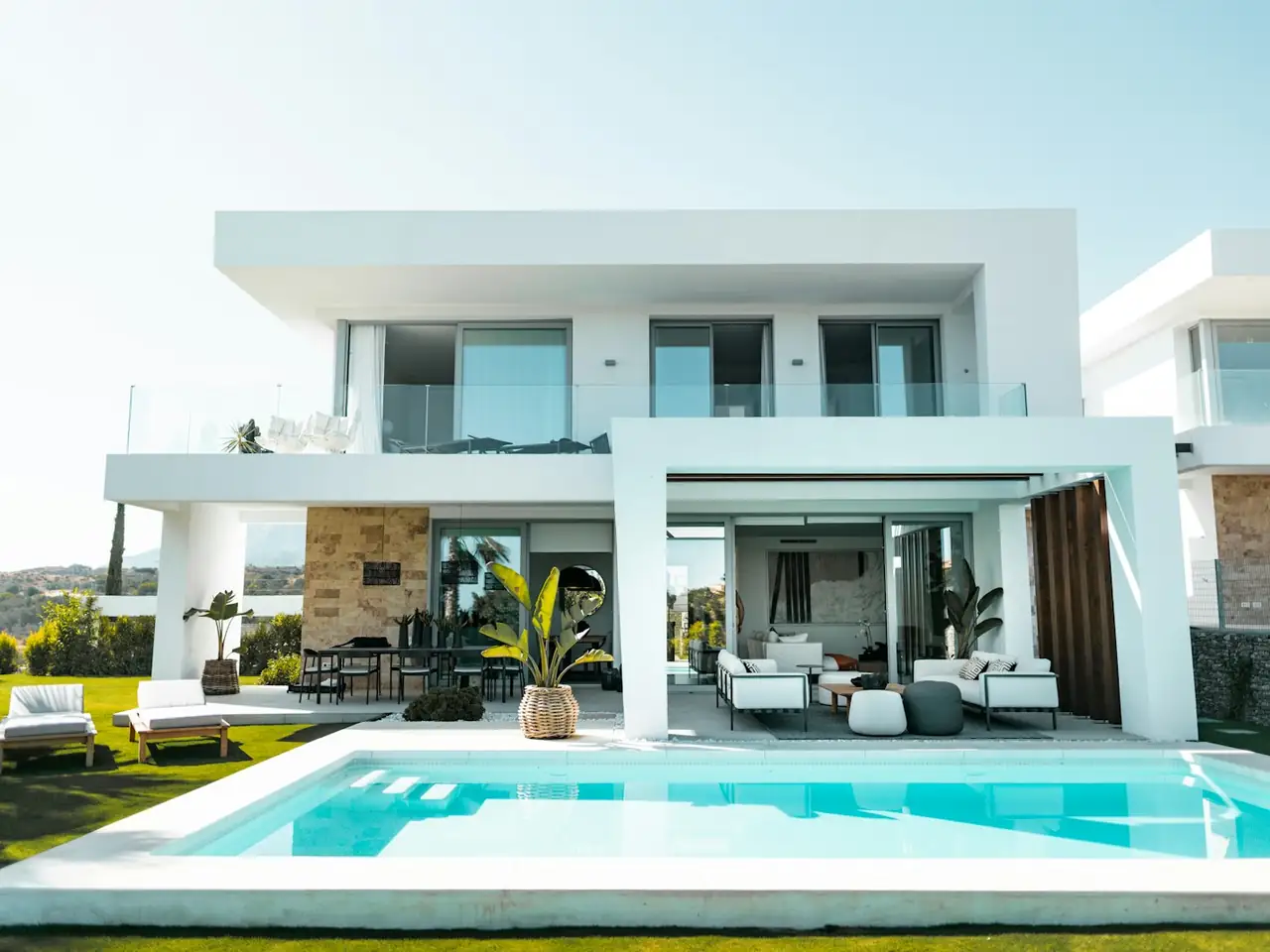 Villa blanca con alberca